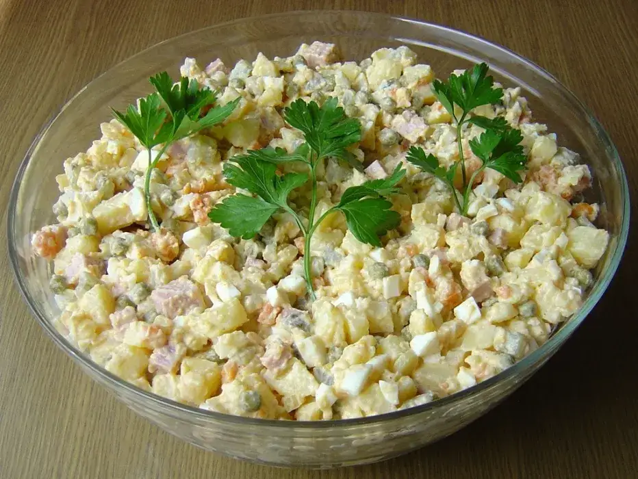 Polska sałatka ziemniaczana składniki