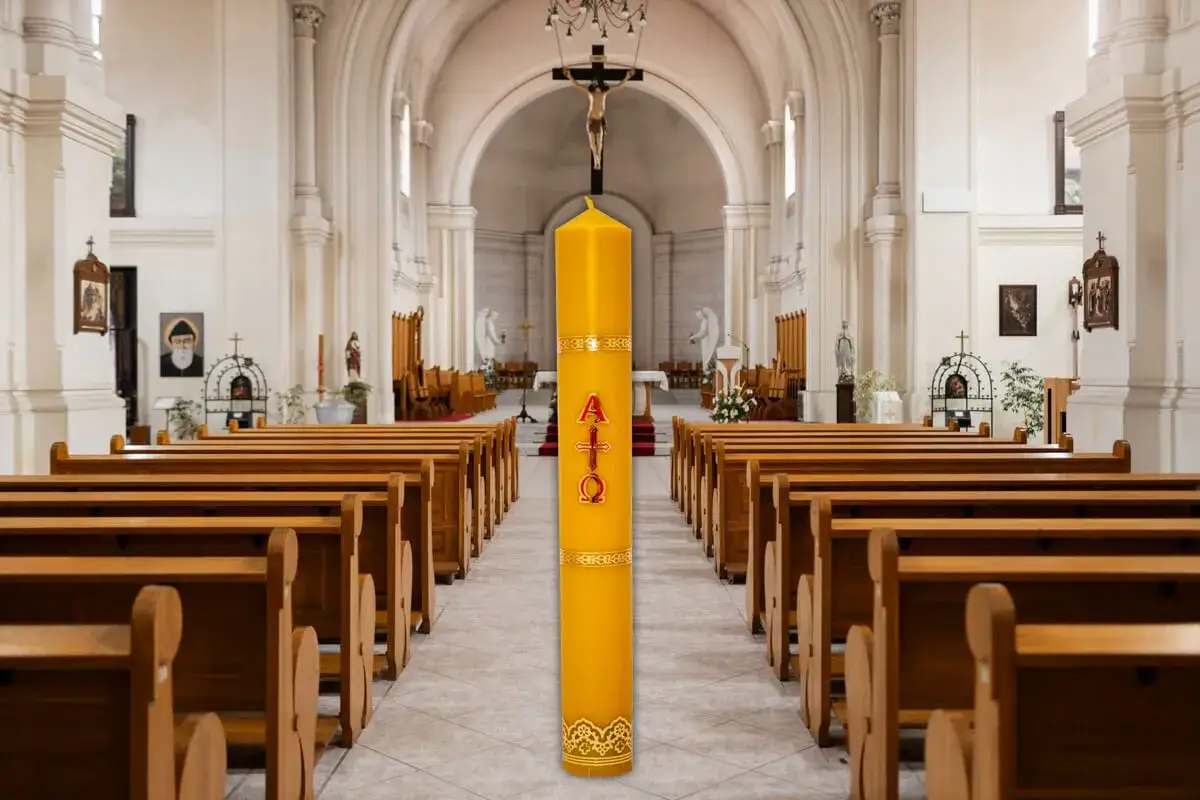 Wielka paschalna świeca w kościele. Symbole na paschale: Alfa, Omega i krzyż, oznaczają Chrystusa, kt&oacute;ry jest początkiem i końcem.