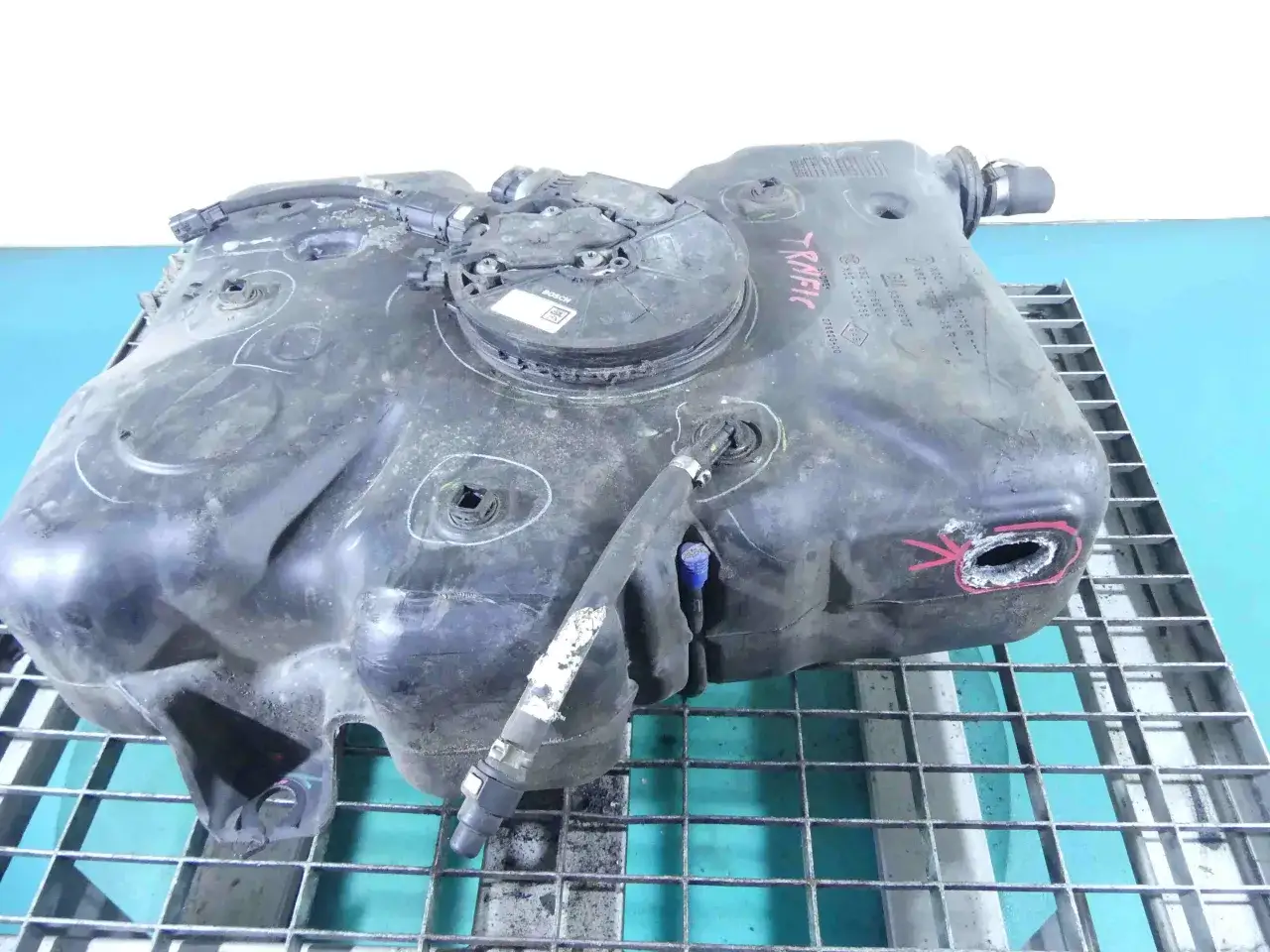 Uszkodzony bak paliwa do Renault Trafic 2.0. Widoczny otwór i oznaczenie 