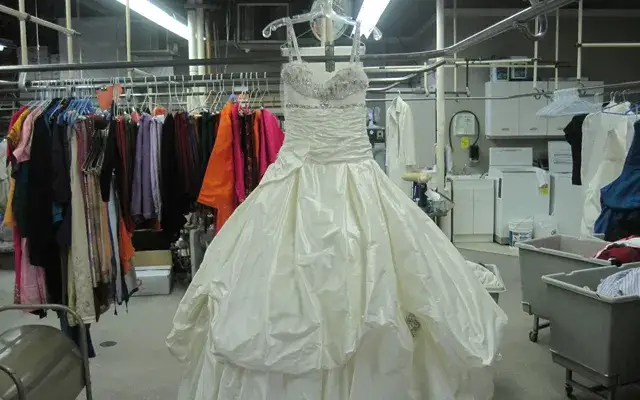 przygotowanie sukni ślubnej do sprzedaży, czyszczenie sukni ślubnej, zdjęcia sukni ślubnej