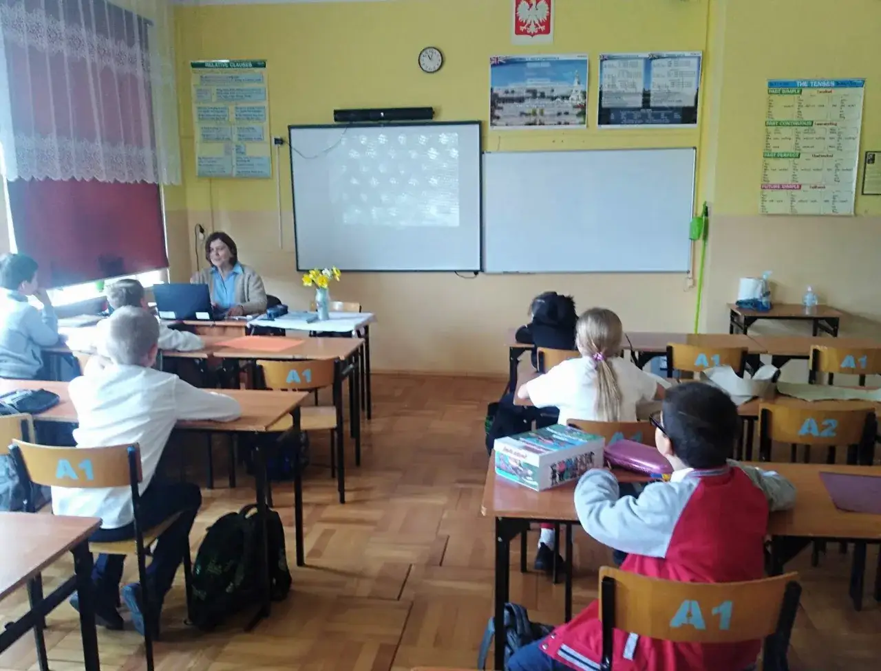Młodzież rozmawiająca o emocjach, wsparcie psychiczne