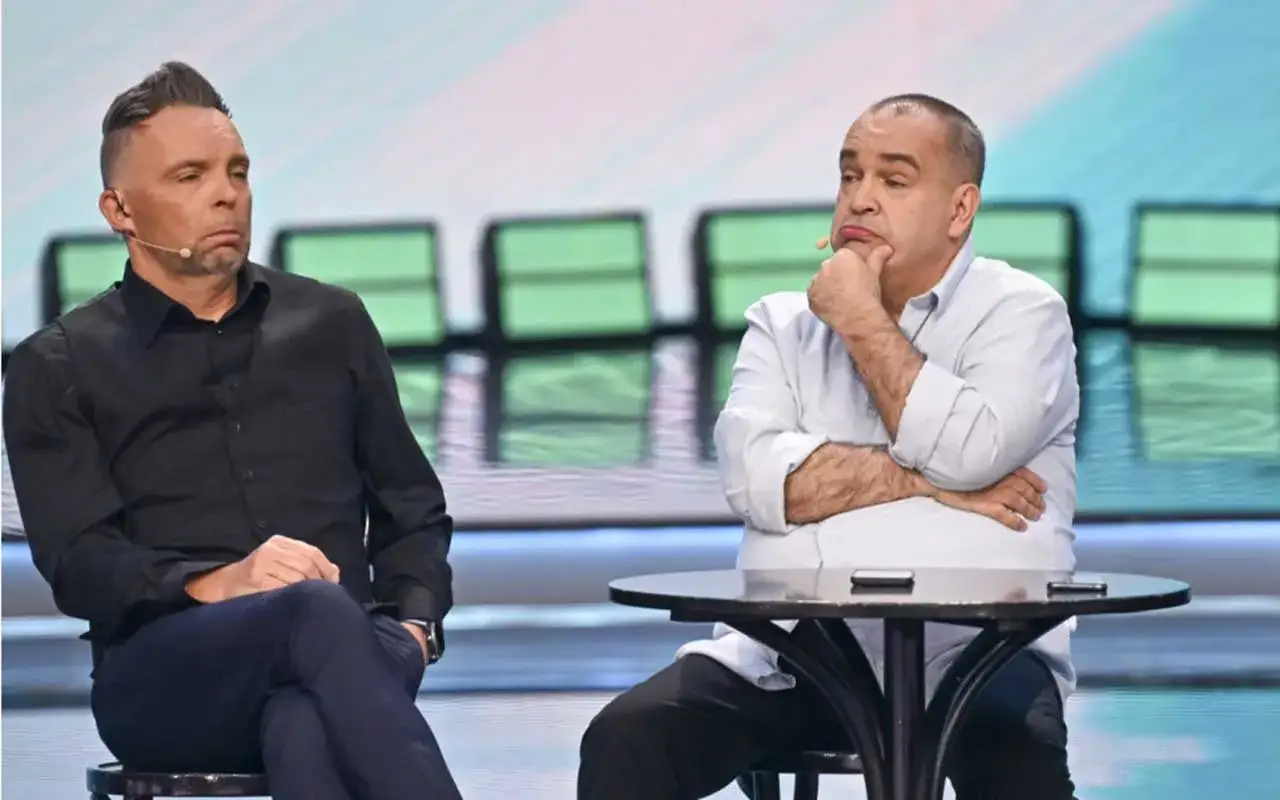 Dw&oacute;ch pan&oacute;w z kabaretu Ani Mru Mru siedzi przy stole, zamyślonych.