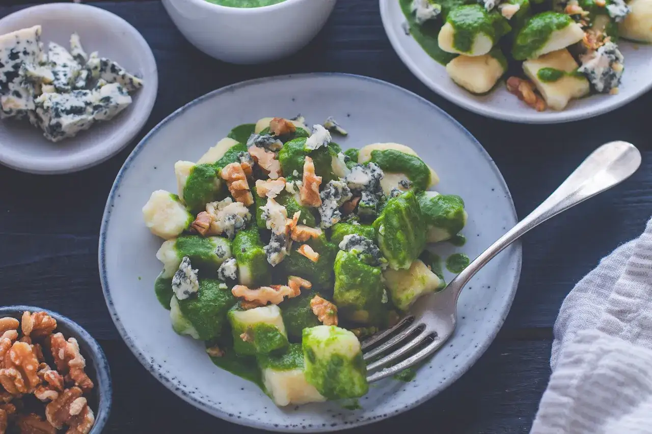 Gnocchi z zielonym pesto, serem pleśniowym i orzechami włoskimi. Idealny przepis na gnocchi z czym podawać, gdy chcesz czegoś pysznego.