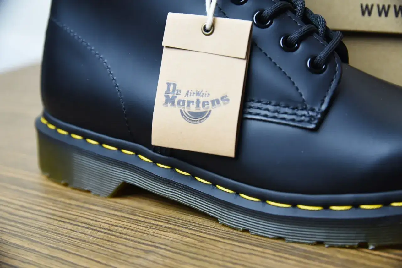 Oryginalne Martensy: ż&oacute;łte przeszycia i metka z logo Dr. Martens to klucz do rozpoznania autentyczności.