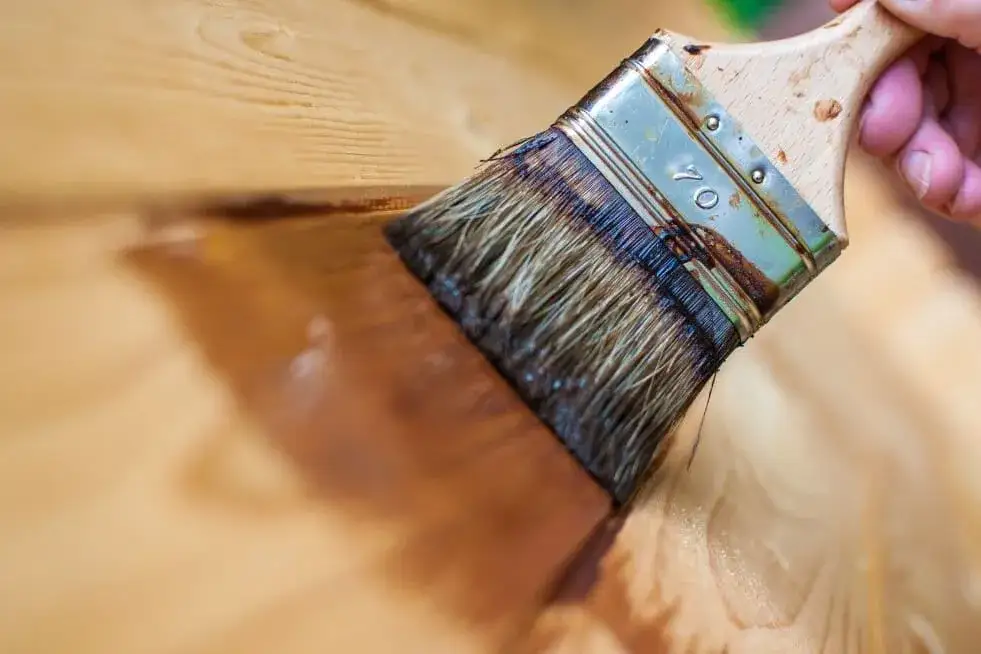 Zdjęcie Jak prawidłowo pomalować boazerię w kuchni? Wybierz idealną farbę!