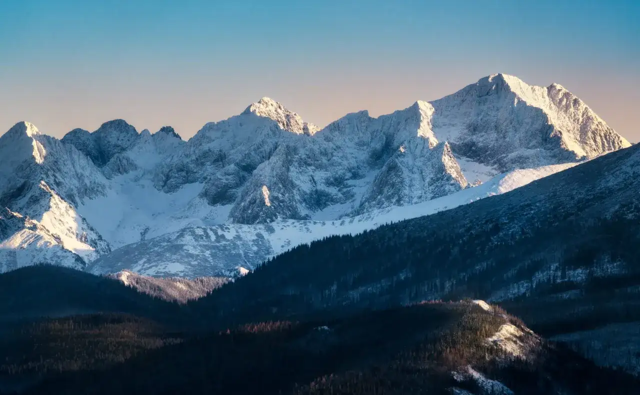 Zimowy krajobraz Tatr z ośnieżonymi szczytami