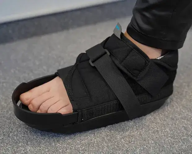 Pacjent po operacji haluksa w bucie ortopedycznym