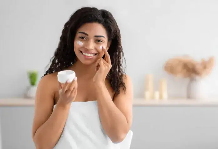 Kobieta nakładająca krem na różne typy cery