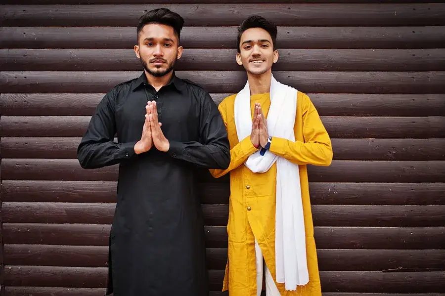 ludzie witający się gestem namaste w Indiach