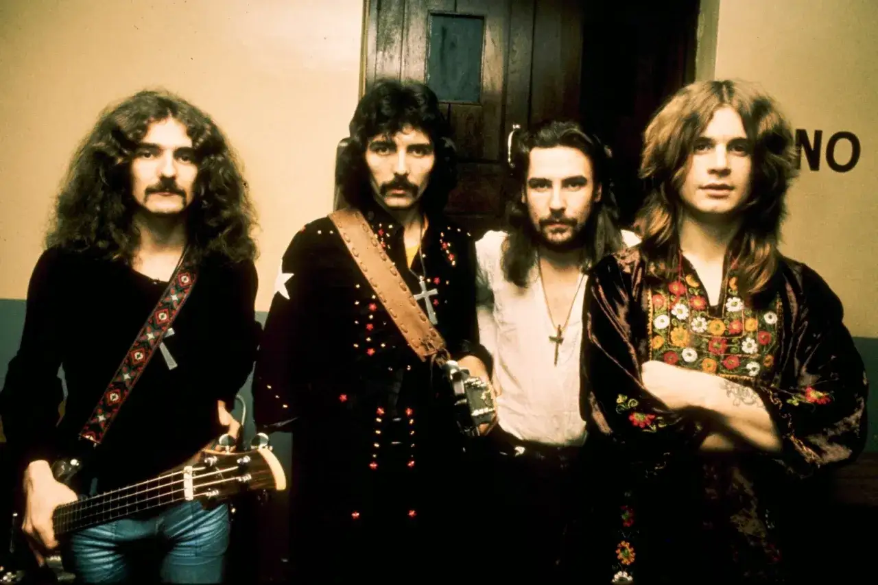 Czterech członk&oacute;w zespołu Black Sabbath pozuje do zdjęcia. Tony Iommi, Geezer Butler, Bill Ward i Ozzy Osbourne.