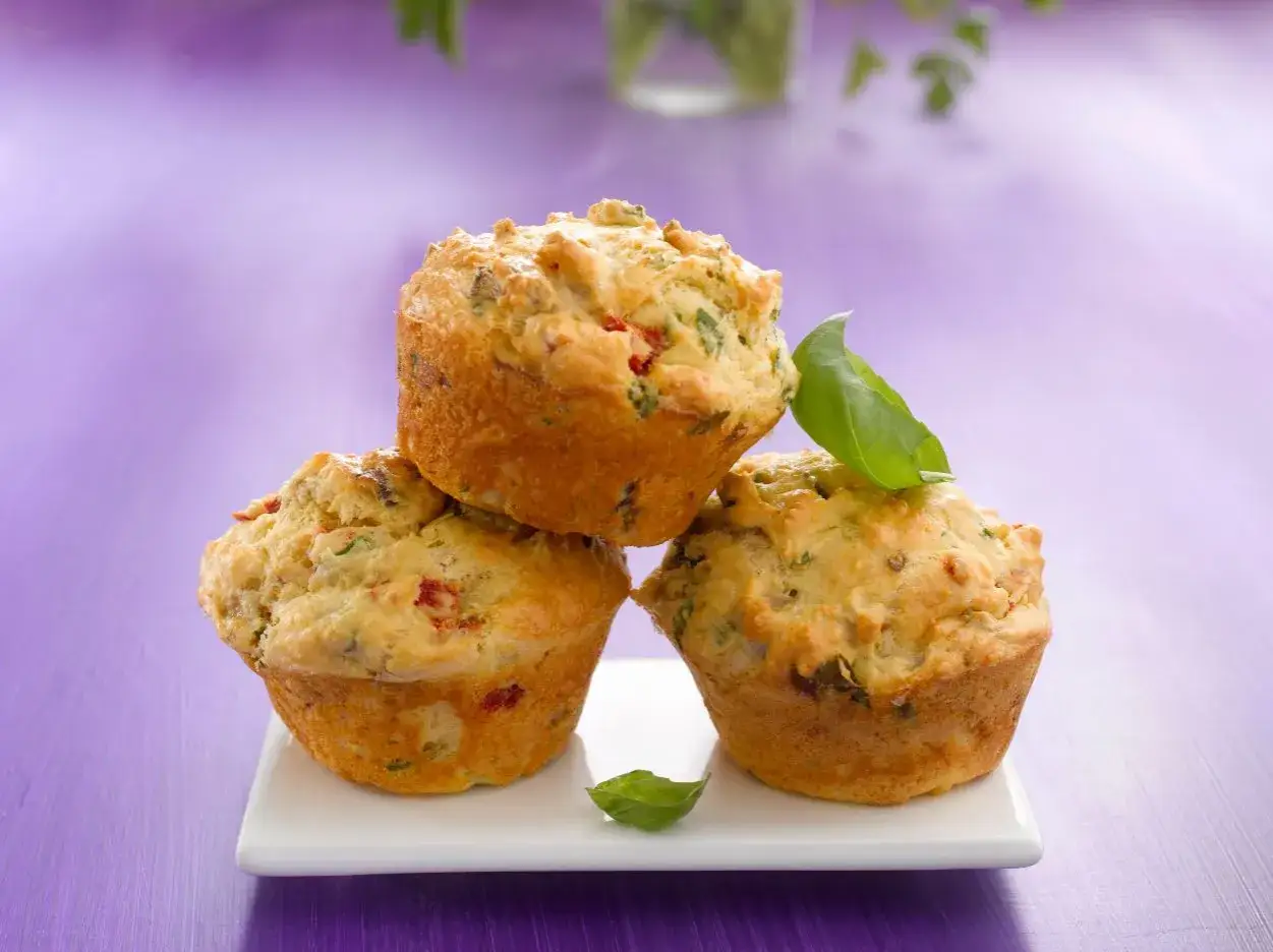 Pyszne babeczki z ziołami i suszonymi pomidorami, idealne na zdrową przekąskę. Oto przepis na zdrowe babeczki!