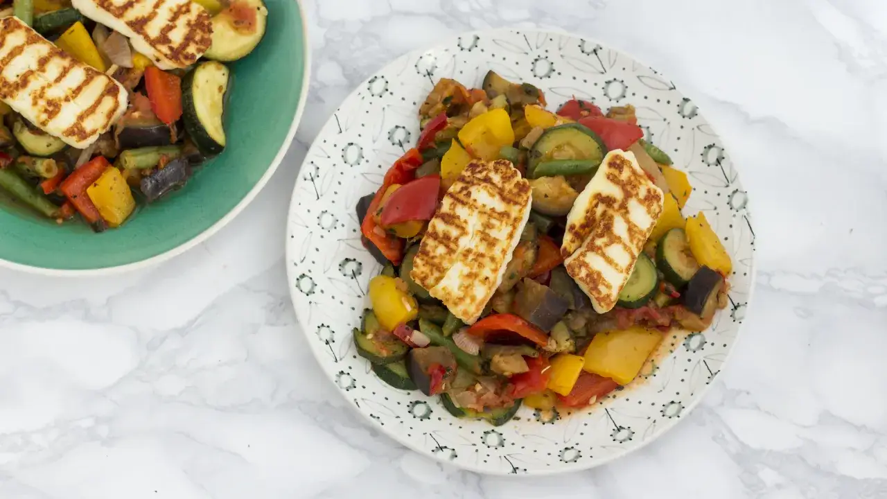 grillowany ser halloumi z warzywami