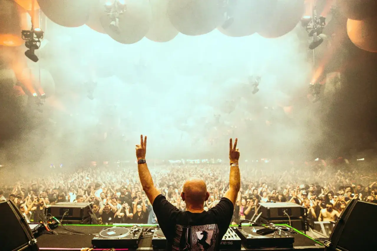 Zdjęcie Taniec do muzyki elektronicznej: Odkryj sekrety shuffle dance i technik