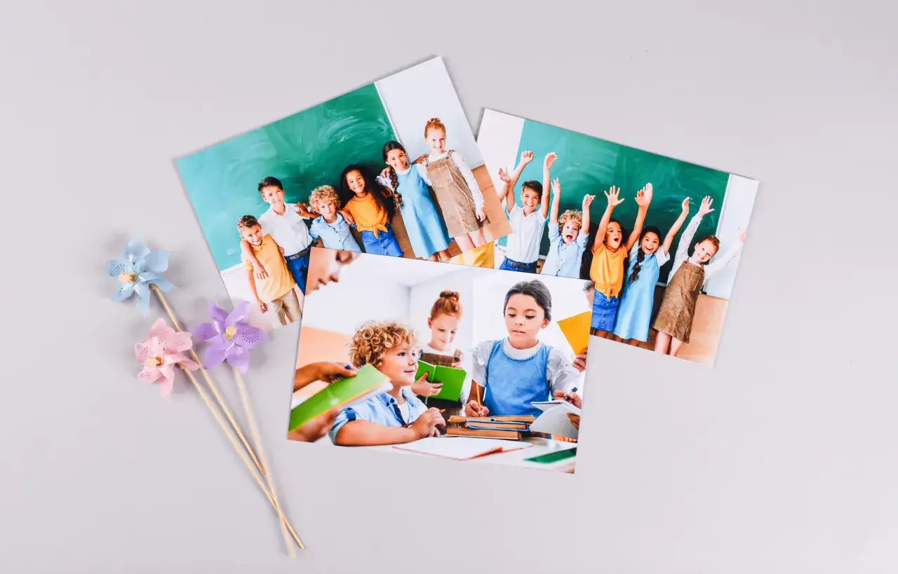 Zdjęcia radosnych dzieci w szkole, idealne na album scrapbooking pomysły. Kolorowe wiatraczki dodają uroku.