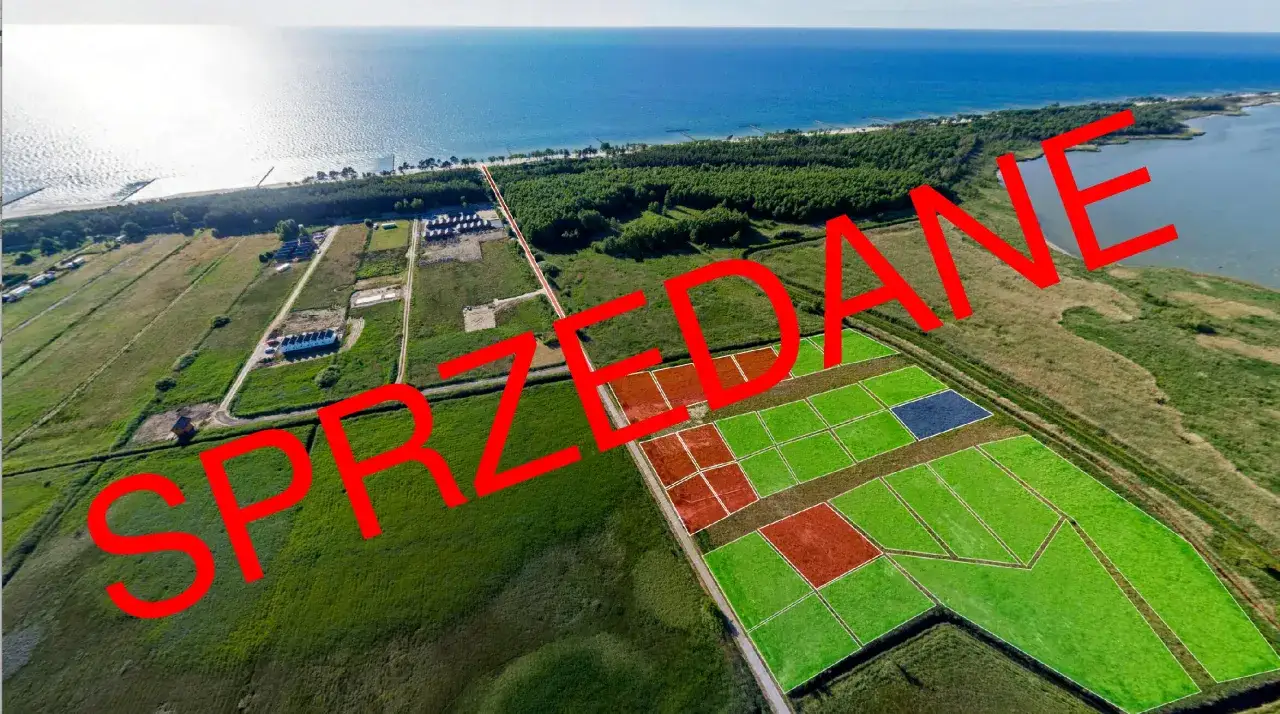 Działki budowlane nad morzem, zaznaczone kolorami, z napisem 