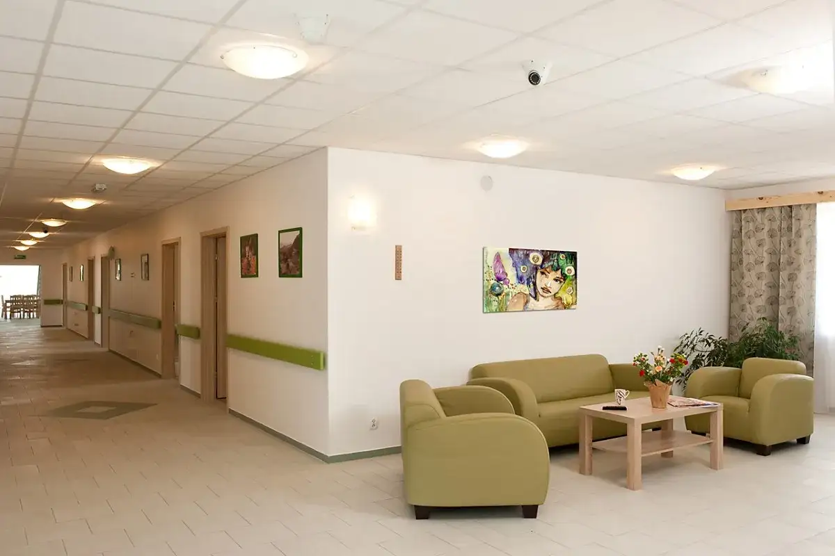 Wnętrze Domu Opieki Dęby pokój dzienny