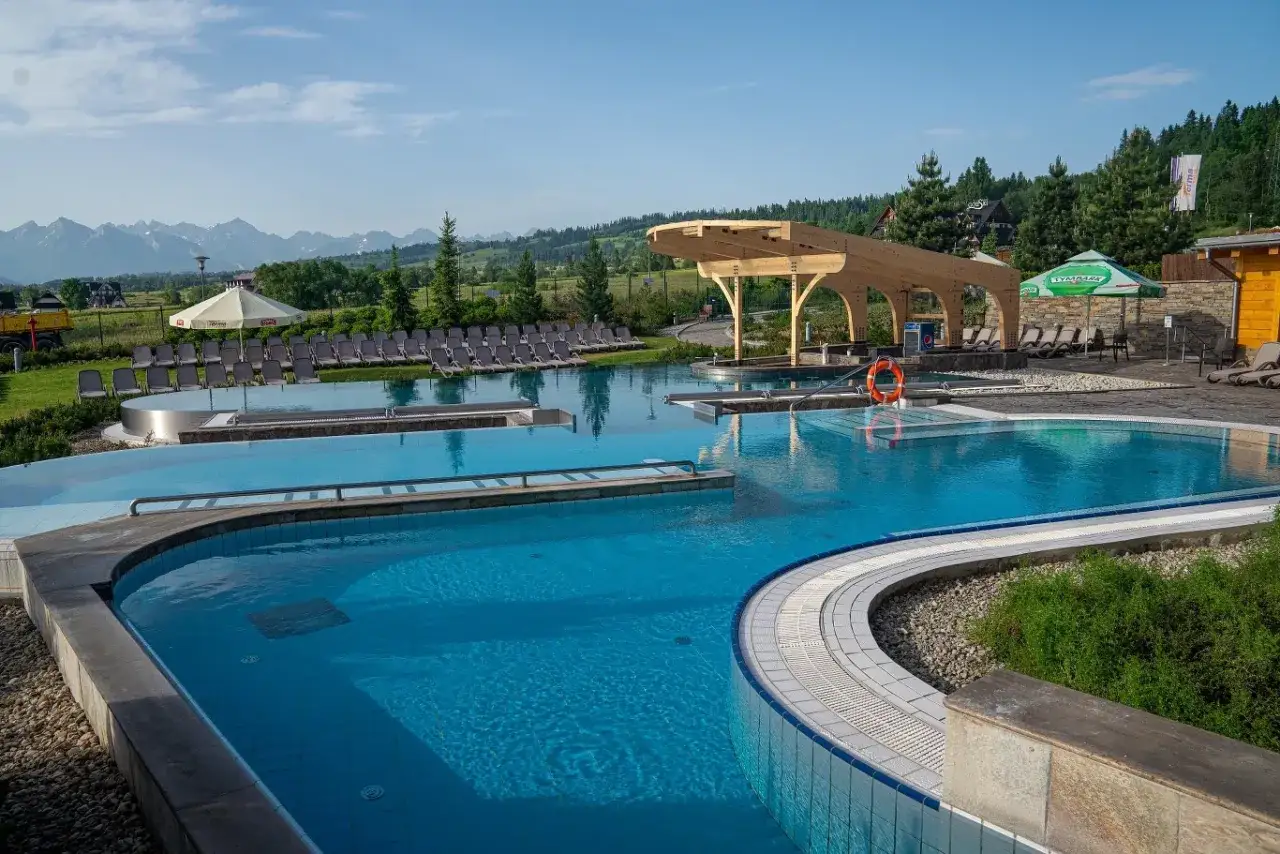 Relaks w basenach termalnych z widokiem na góry. Idealne miejsce na wykorzystanie bonu turystycznego.