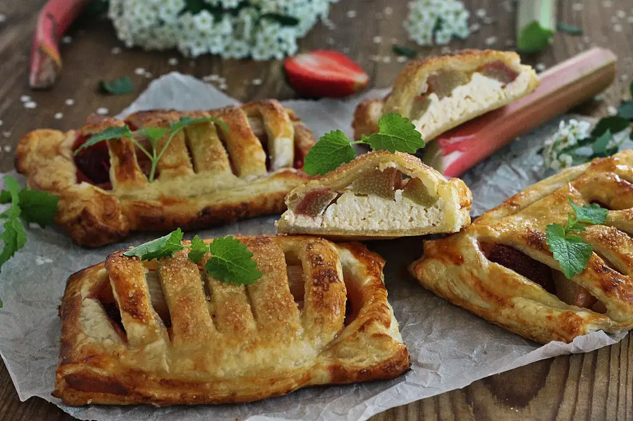 Chrupiące ciasto francuskie z rabarbarem i kremowym nadzieniem, ozdobione listkami mięty. Idealne na wiosenny deser.