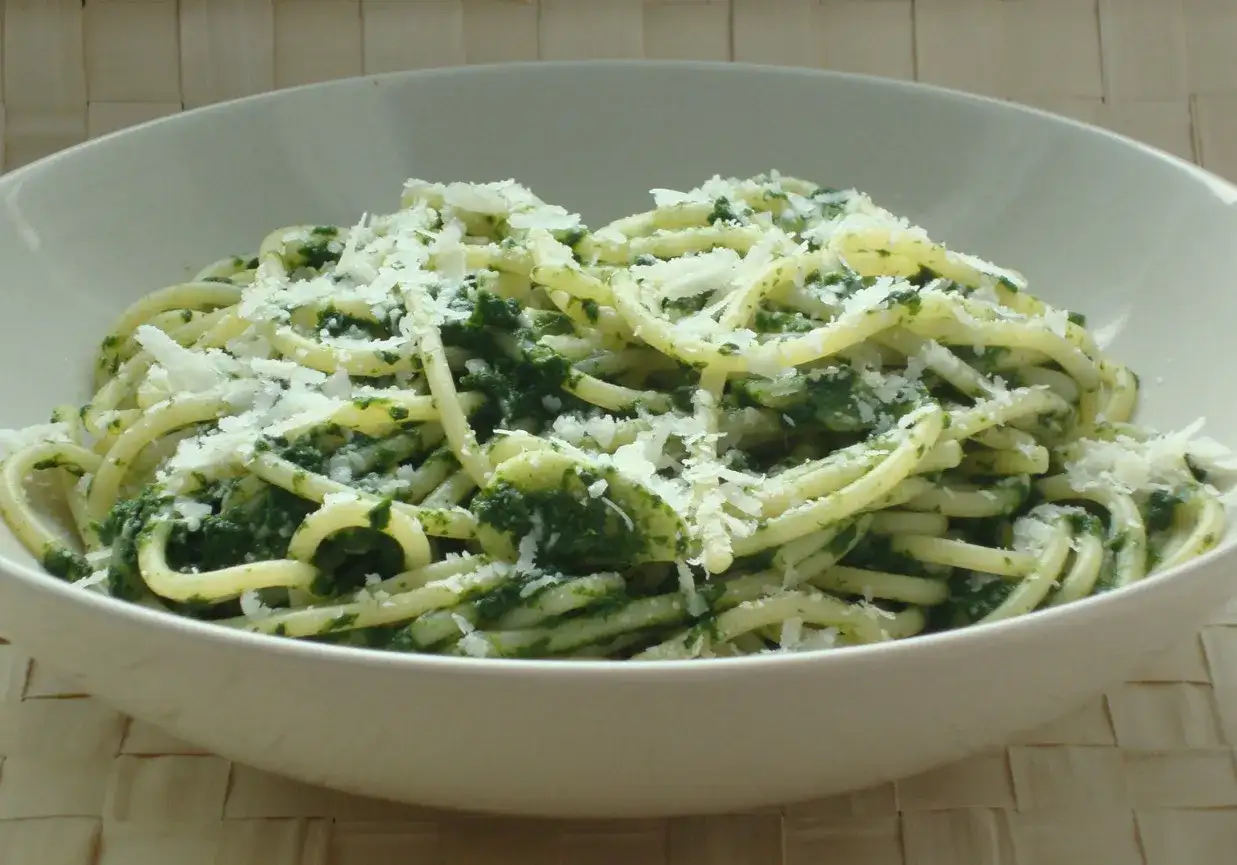 różne rodzaje spaghetti ze szpinakiem
