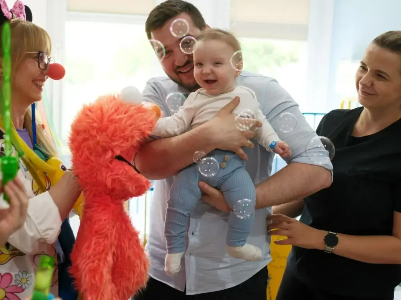 Rodzic i dziecko w bliskiej interakcji, uśmiechnięci