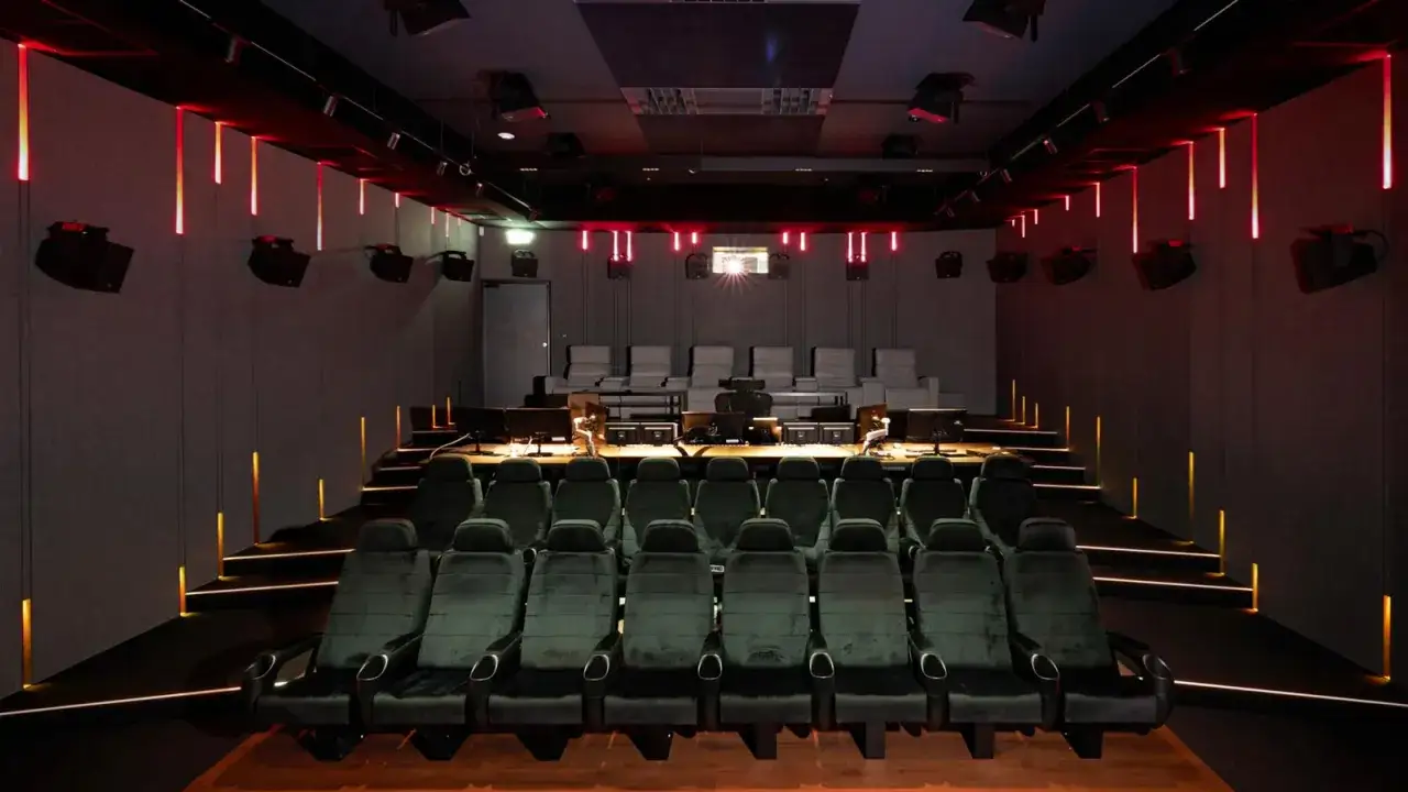 Nowoczesne studio dźwiękowe z wygodnymi fotelami i efektownym oświetleniem. Idealne miejsce do tworzenia dźwiękowych marzeń w Dream Sound Studios.