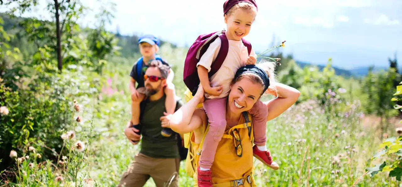 rodzina z dziećmi planująca wycieczkę
