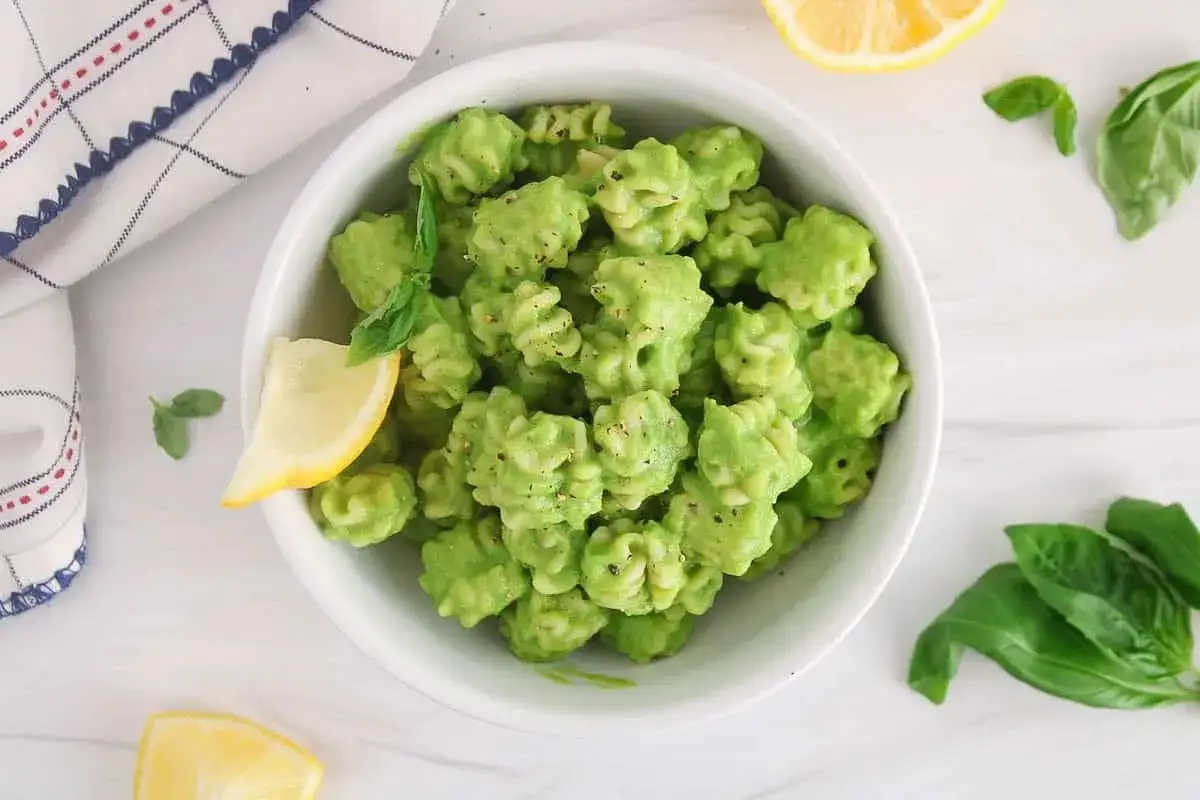 Pyszna pasta z zielonego groszku, kremowa i aromatyczna, podana z cytryną i bazylią. Idealna na szybki obiad.