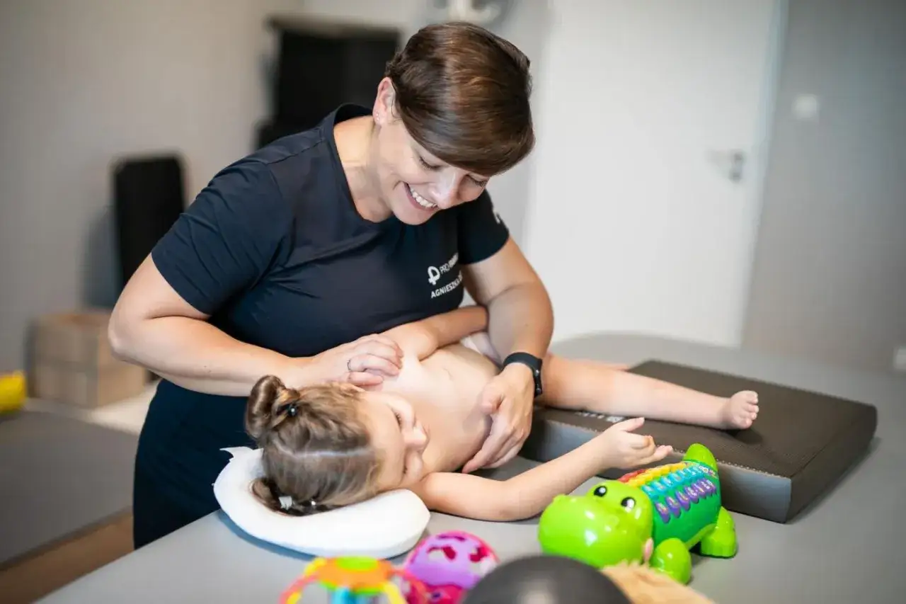 fizjoterapeuta dziecięcy badający niemowlę