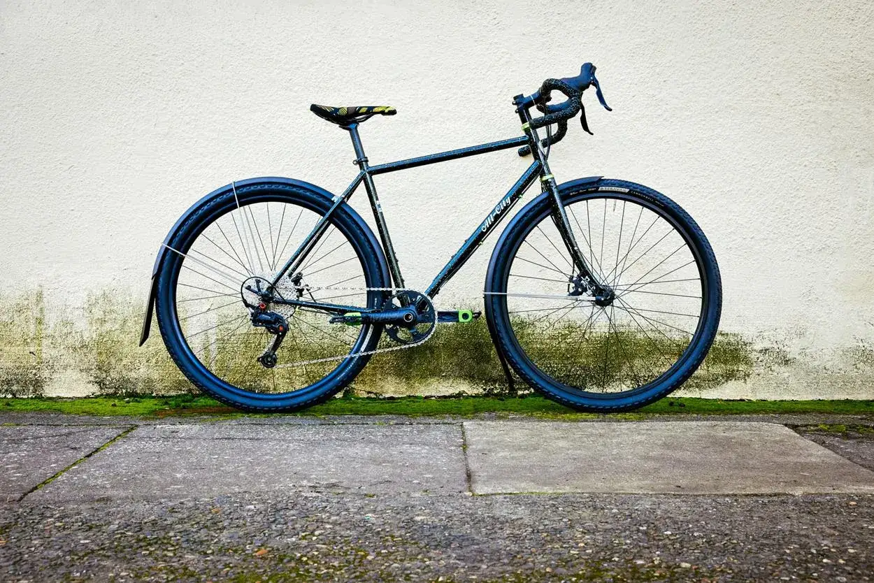 Rower z zamontowanym błotnikiem rowerowym, gotowy na deszczową pogodę.