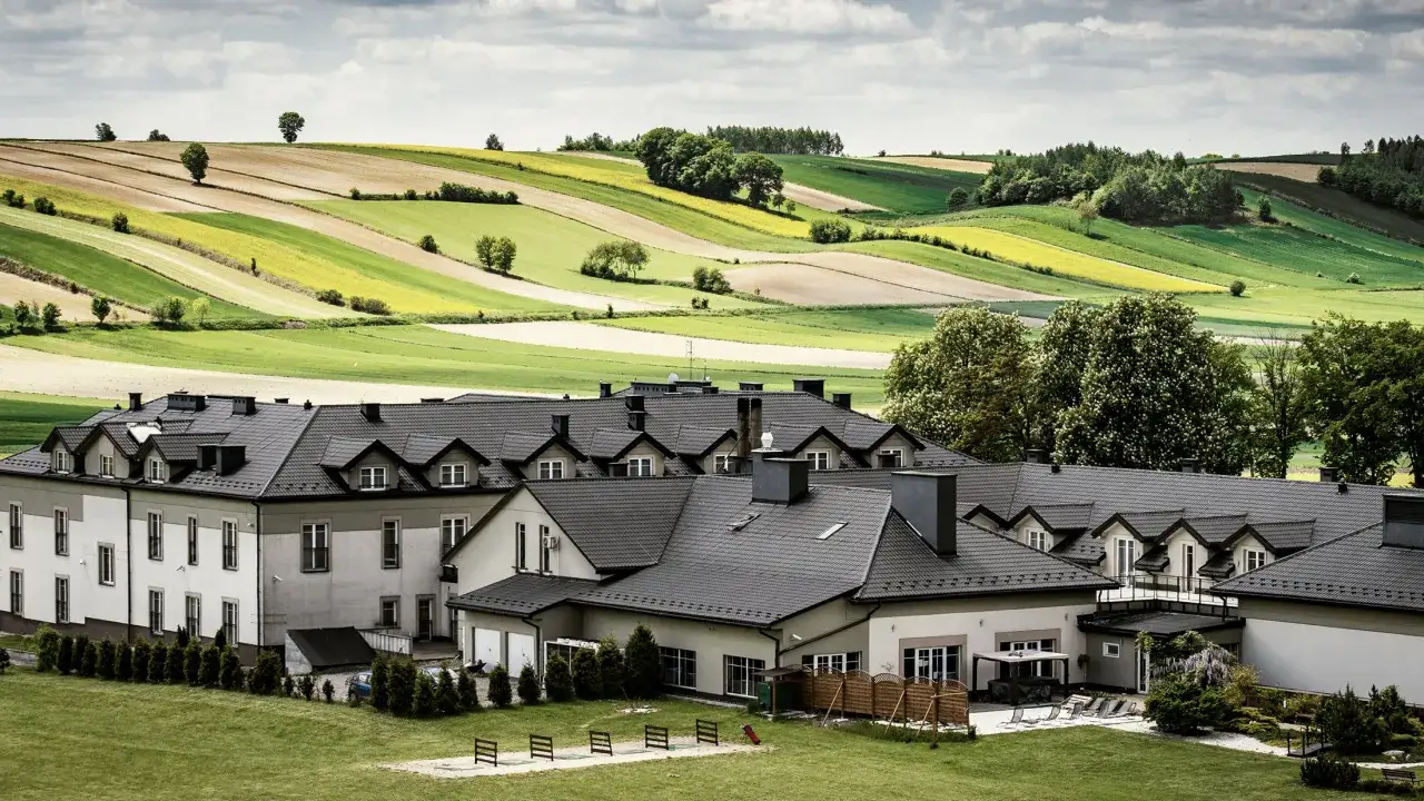 Para przeglądająca broszury spa, wybierająca pakiet, z uśmiechem