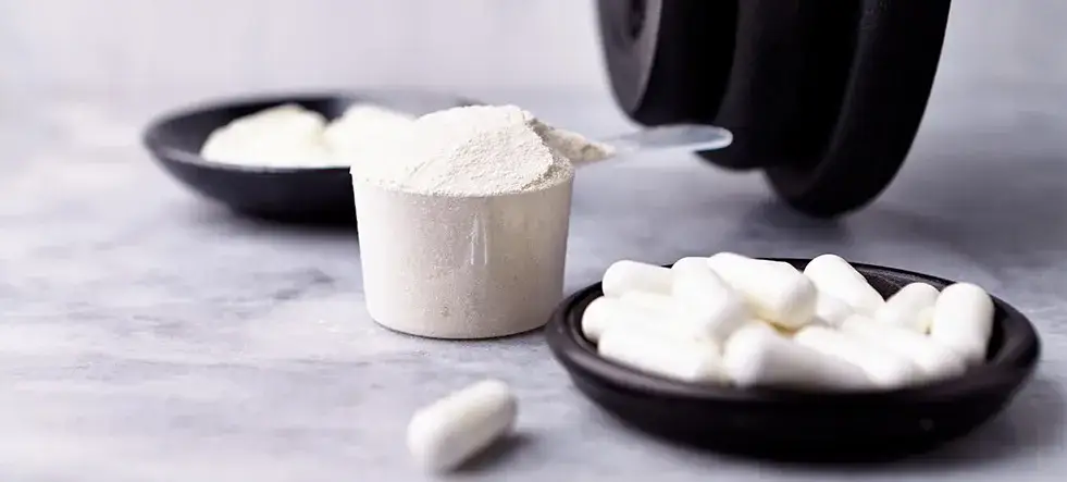 R&oacute;żne formy kreatyny w proszku i kapsułkach