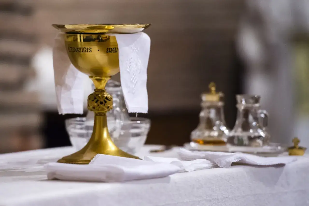 Zdjęcie Jak rozłożyć kielich na ołtarzu – kluczowe kroki i znaczenie elementów