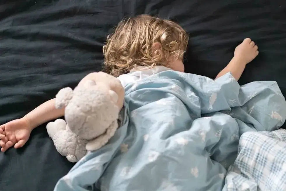 Zdjęcie Dlaczego dziecko ziewa podczas snu? Oto niepokojące przyczyny