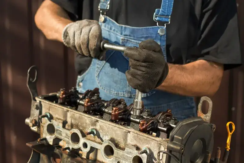 Zdjęcie Uwaga! Zatarty silnik może odpalić - poznaj ryzyko i koszty naprawy