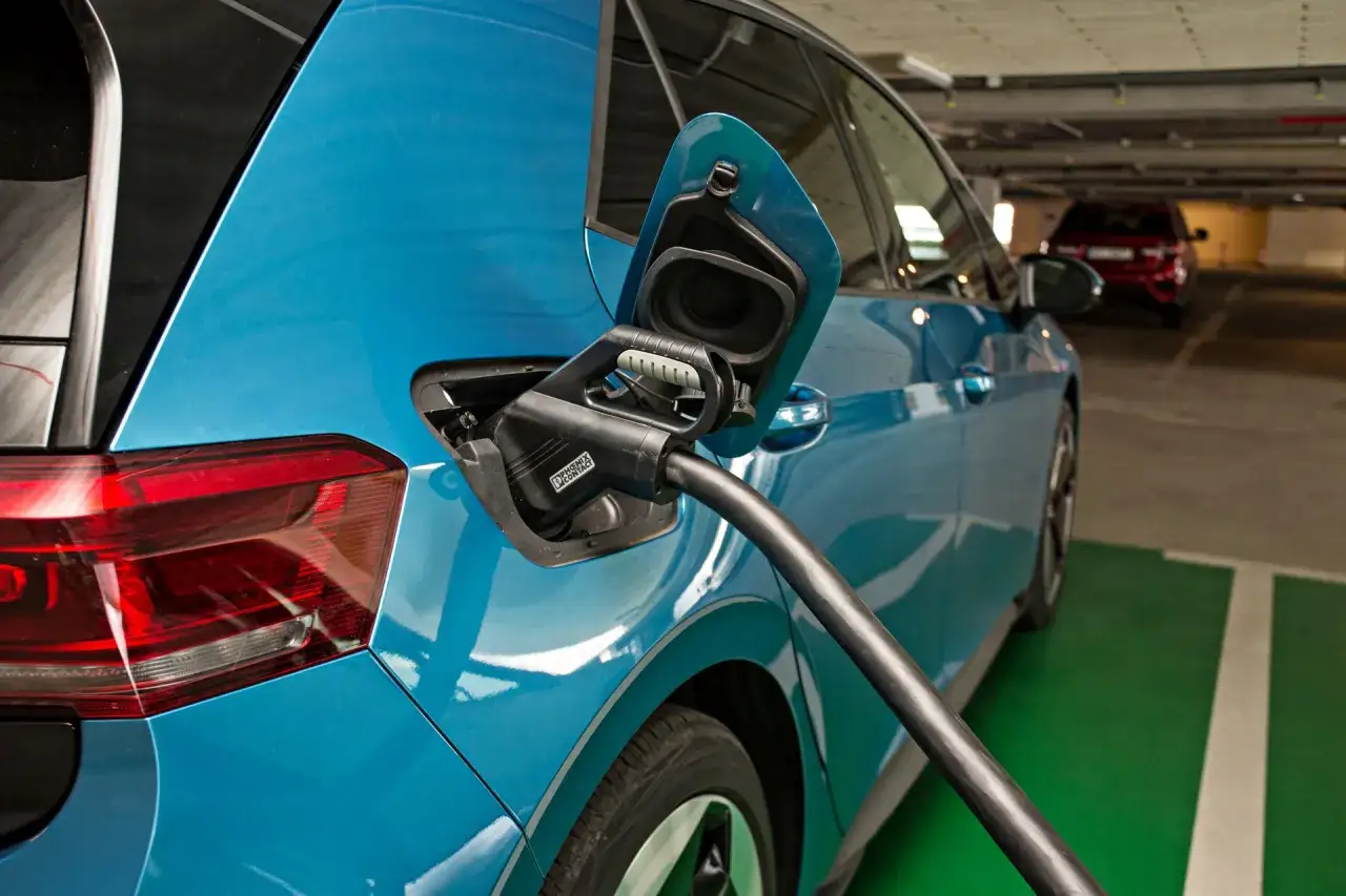 Zdjęcie Ile km przejedzie samochód elektryczny? Odkryj zasięg najlepszych modeli