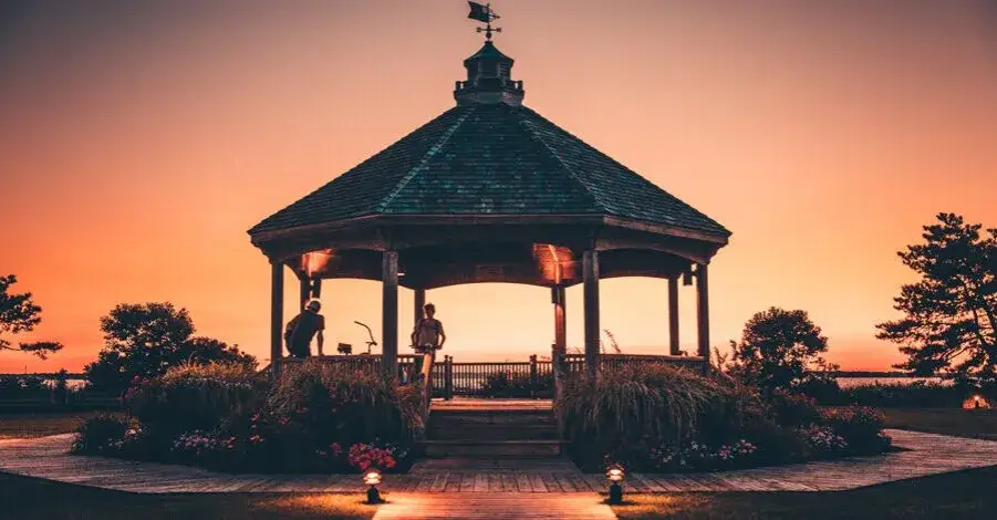 Zdjęcie Z czego podłoga w altanie? Sprawdź najlepsze materiały i porady