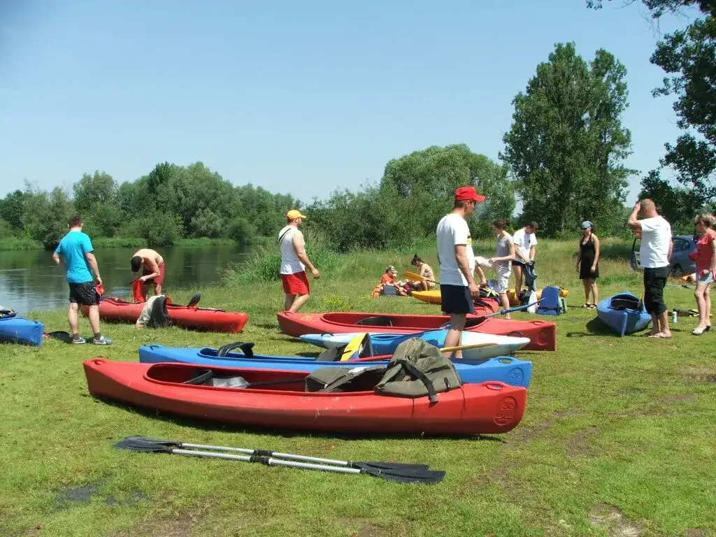 Zdjęcie Spływ kajakowy Warka: trasy, ceny i porady dla początkujących kajakarzy
