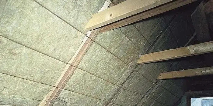 Zdjęcie Jak skutecznie zabezpieczyć wełnę mineralną na poddaszu? Porady na skuteczną hydroizolację i wentylację