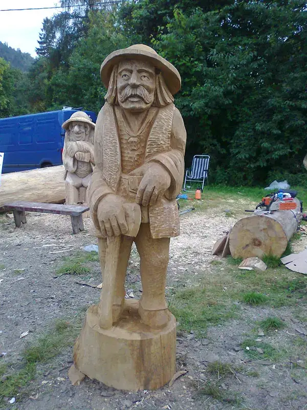 Zdjęcie Rzeźby z drewna: techniki, inspiracje i porady dla początkujących rzeźbiarzy