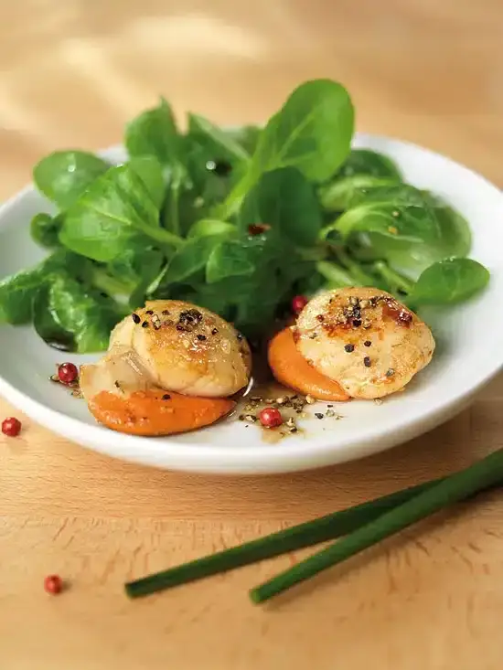Zdjęcie Recette de salade aux noix de Saint-Jacques pour un dîner raffiné