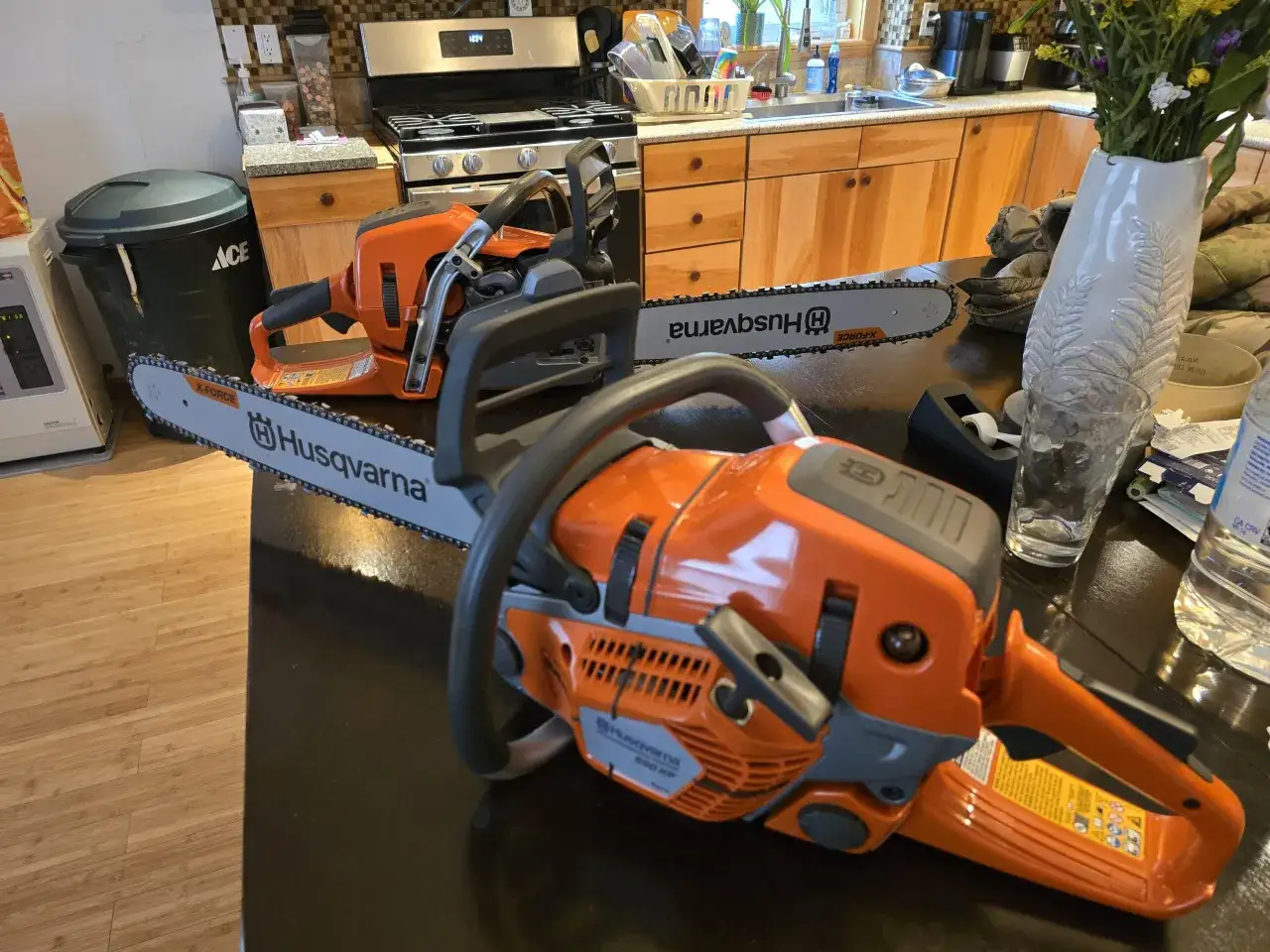 Zdjęcie Pilarka Stihl czy Husqvarna: Która lepsza dla Twoich potrzeb?