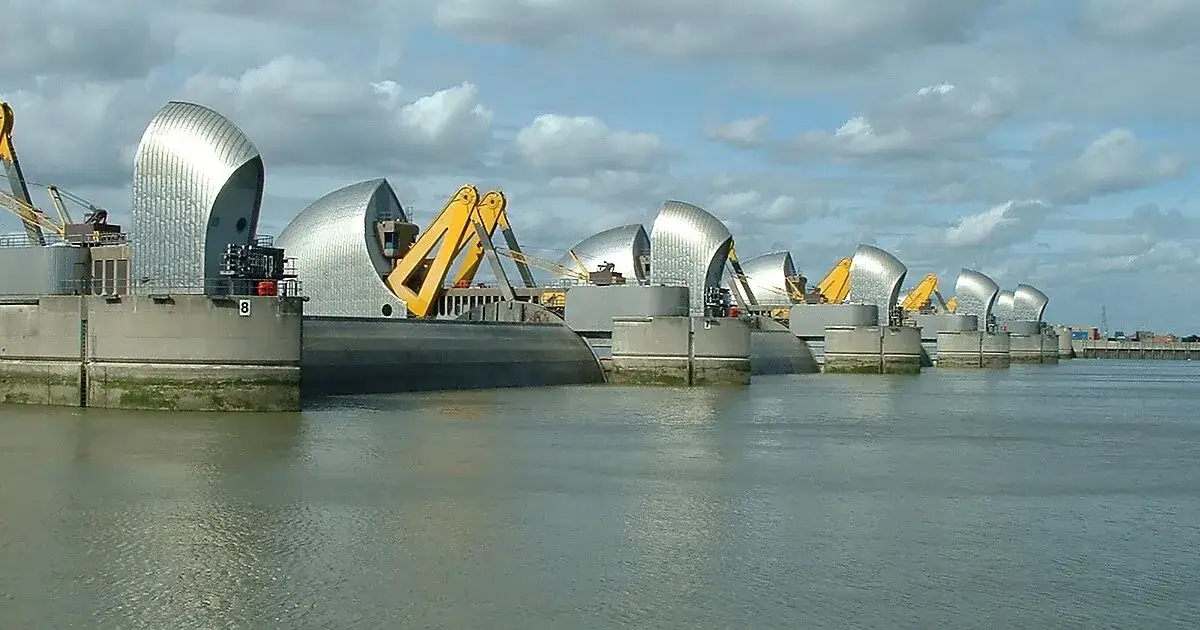 Zdjęcie Jaką rzekę przepływa przez Londyn? Poznaj fascynującą Tamizę