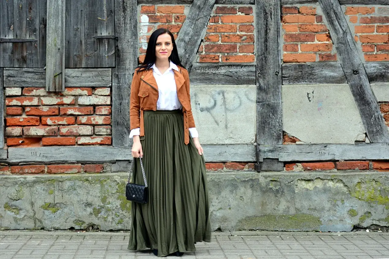 Zdjęcie Co założyć do spódnicy plisowanej? Stylizacje na każdą okazję i proste porady