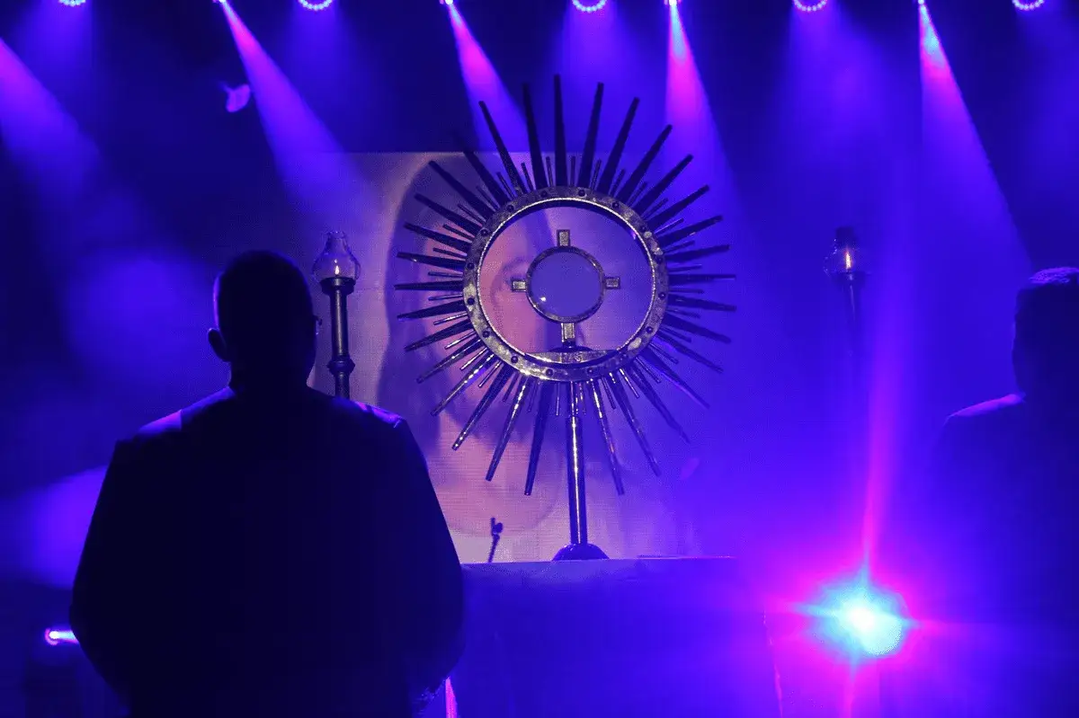 Zdjęcie Czym jest modlitwa uwielbienia i jak może odmienić Twoje życie?