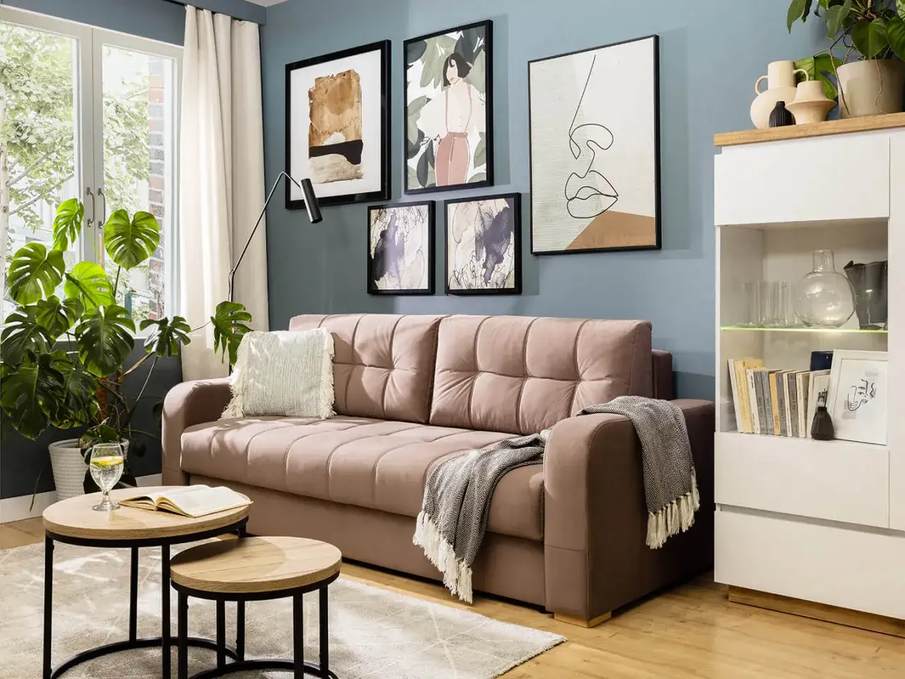 Zdjęcie Ściana za kanapą: 25+ inspiracji, kt&oacute;re odmienią Tw&oacute;j salon