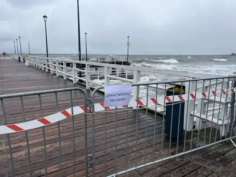 Zakaz wstępu na molo sztorm