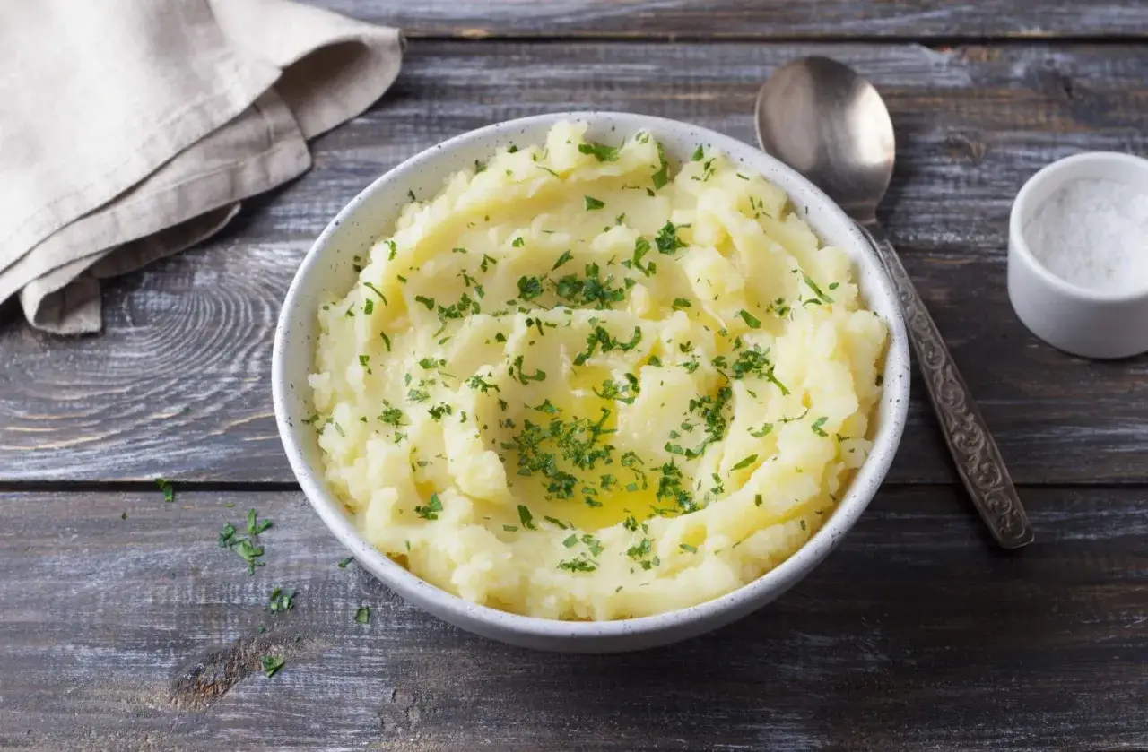 Puszyste puree ziemniaczane z masłem i natką pietruszki, idealne, gdy zastanawiasz się, jak zagęścić puree.