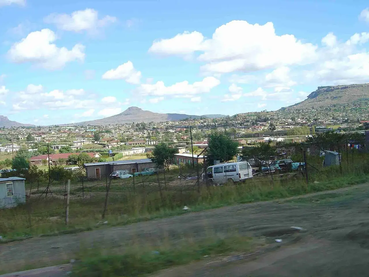 Widok na Maseru, stolicę Lesotho, z domami i g&oacute;rami w tle.