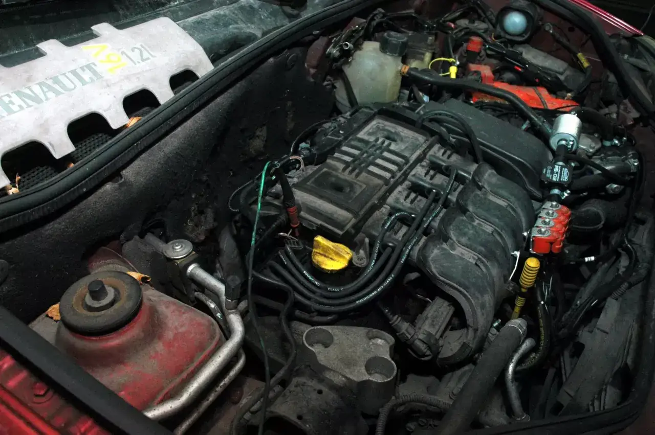 Silnik Renault 1.21 z podłączonym miernikiem. Sprawdź, jak sprawdzić cewkę zapłonową domowym sposobem, analizując ten widok.
