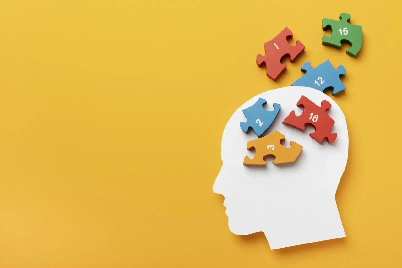 Kolorowe puzzle z cyframi wpadają do głowy, symbolizując jak szybko zapamiętać dużo materiału.